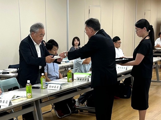 委嘱状受ける写真